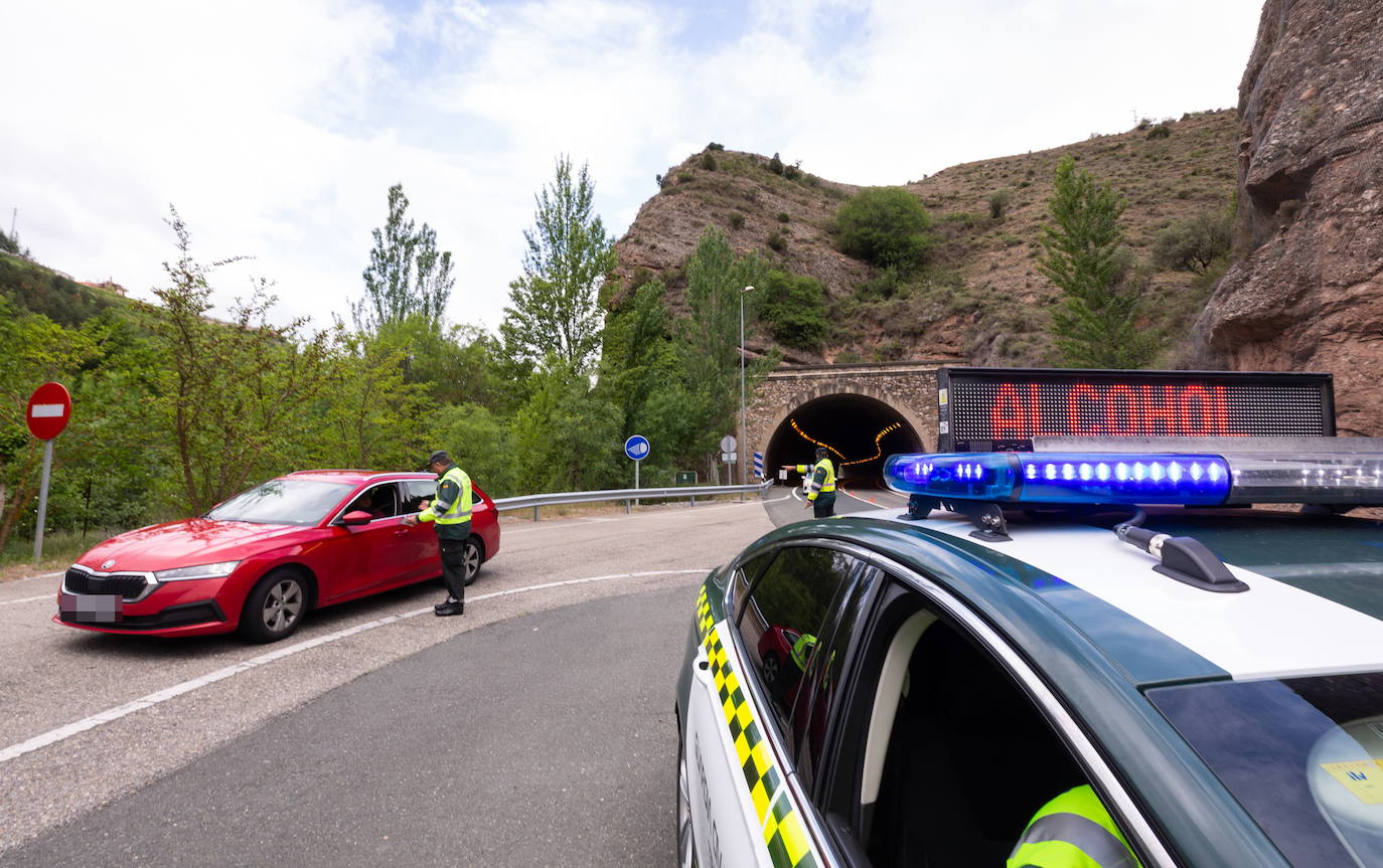 Control de tráfico de la Guardia Civil en los túneles de Viguera.