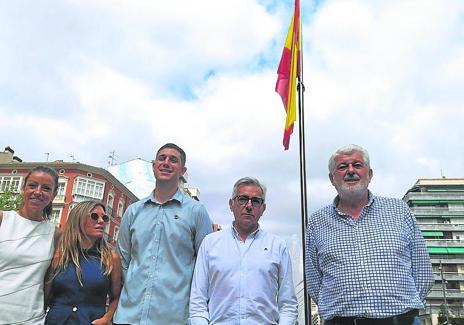 Imagen secundaria 1 - Los candidatos socialistas al Congreso y Senado, durante el acto de cierre de campaña en el bar Odisea. Debajo, candidatos de Vox, bajo la bandera española en El Labrador. A la derecha, Eunate García, Henar Moreno y Diego Mendiola, en la sede de Sumar. 