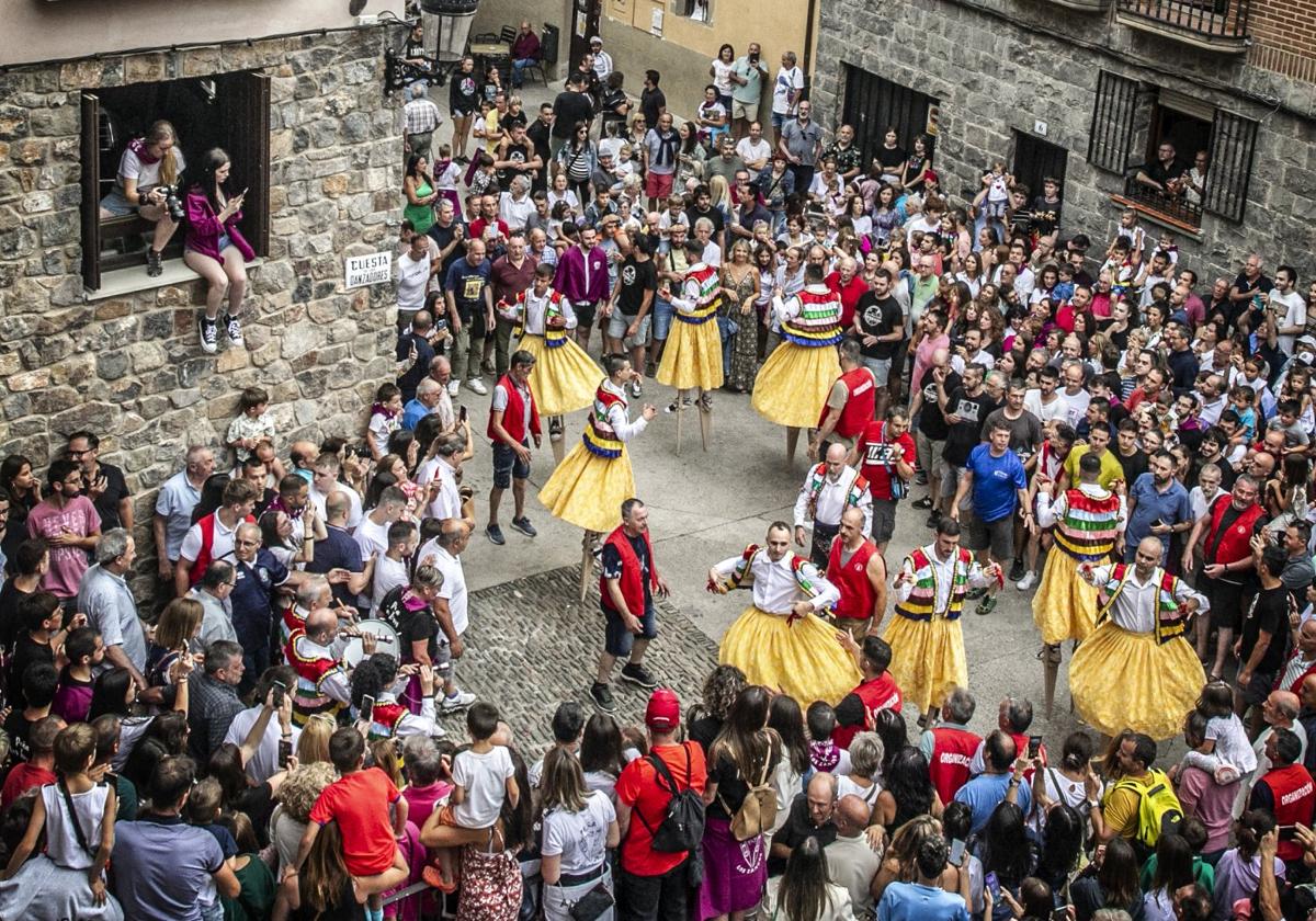 Los ocho danzadores en la plaza, al final del recorrido.