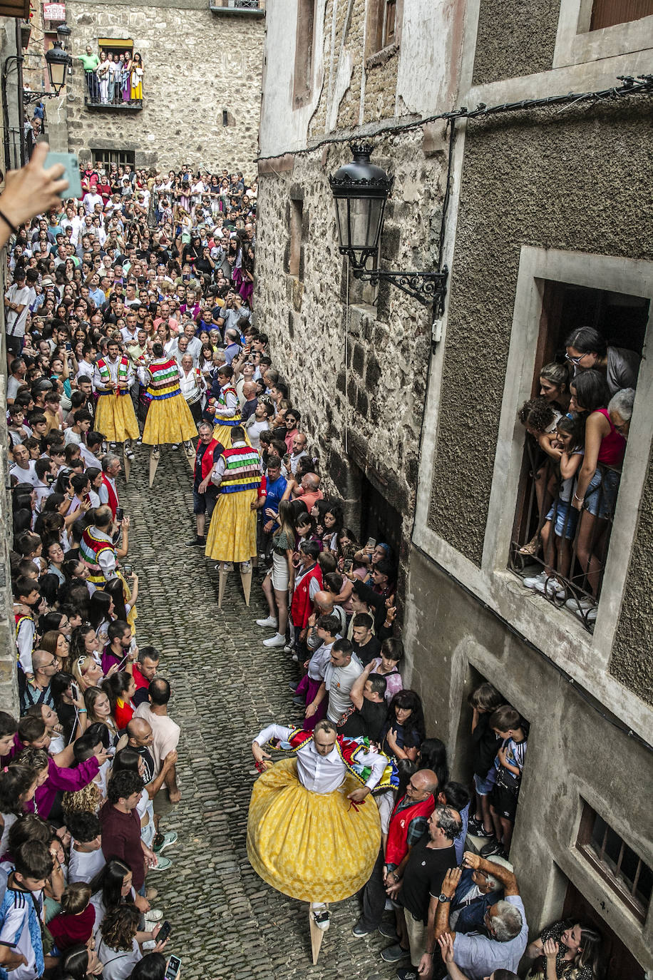 Los danzadores de Anguiano cumplen con la tradición