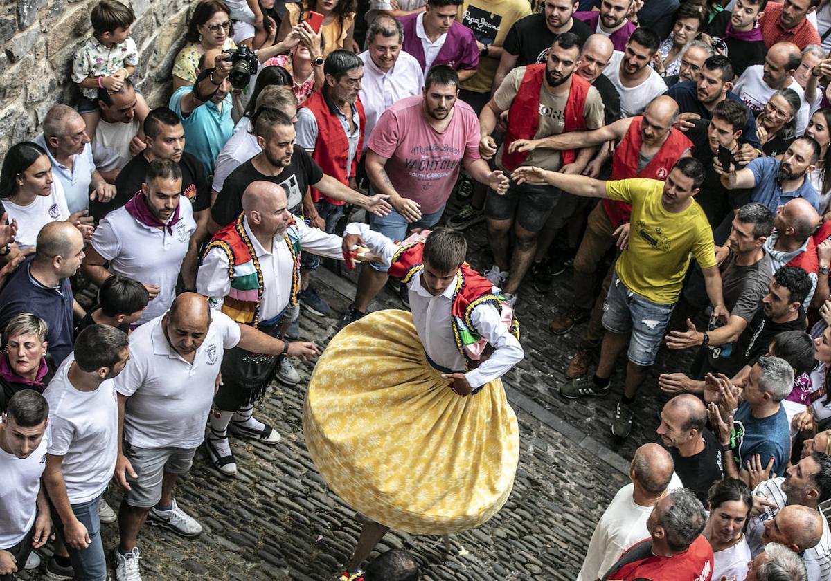 Los danzadores de Anguiano cumplen con la tradición