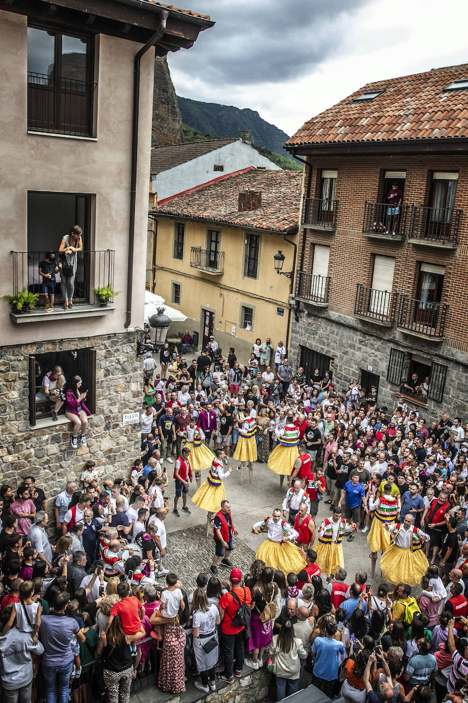 Los danzadores de Anguiano cumplen con la tradición