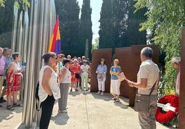 El homenaje a las víctimas del franquismo se ha hecho junto al memorial levantado en el cementerio de Logroño.