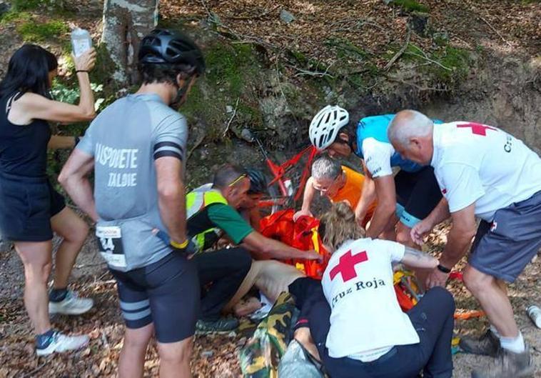 Momento en que el ciclista es atendido