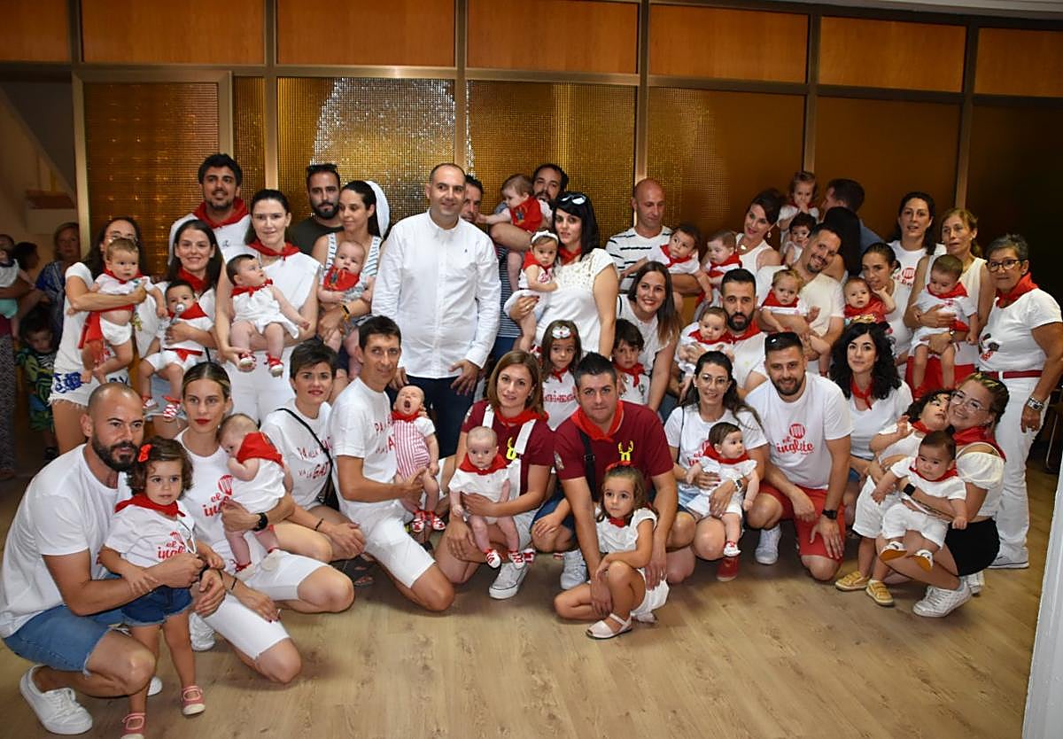 Los niños nacidos en el último año, con el alcalde, Álvaro Forcada, y la edil de festejos, Idoia López, después de la imposición de pañuelos de Santa Ana en el salón de plenos, ayer.