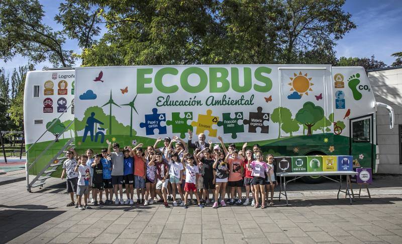 Los participantes de la campaña en el Ecobus junto a Jesús López, concejal de Medio Ambiente.