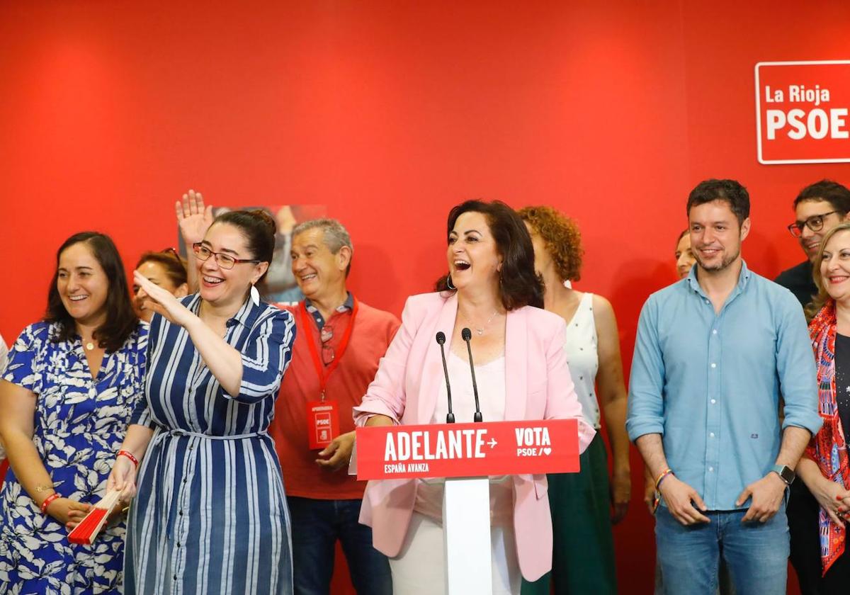 Andreu celebra con otros candidatos e integrantes del PSOE el resultado electoral conseguido este domingo.