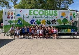 Los participantes de la campaña en el Ecobus junto a Jesús López, concejal de Medio Ambiente.