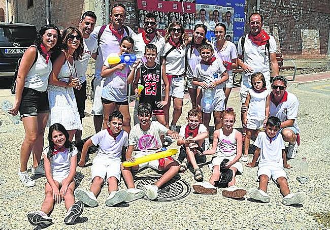 Una cuadrilla cerverana durante el ¡agua va! del lunes.