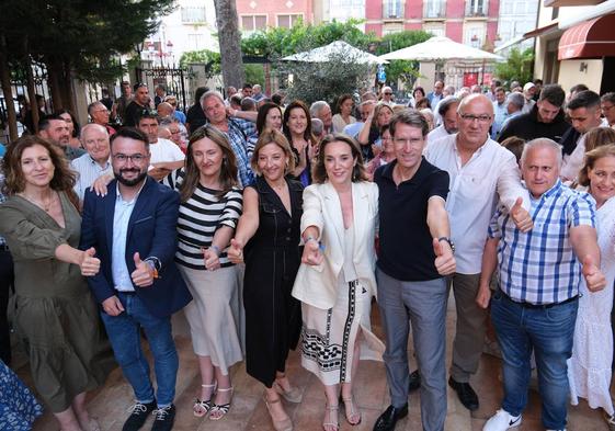 Gonzalo Capellán, con los candidatos populares al Parlamento y el Senado, en un acto celebrado en Haro el pasado 7 de julio.