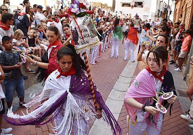 La gaita mixta bailando frente a la parroquia.
