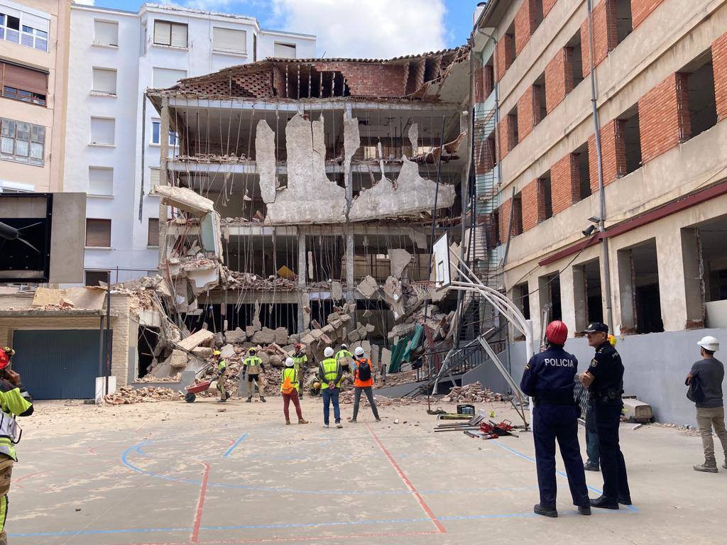 Los efectivos policiales observan el tremendo destrozo en el edificio.