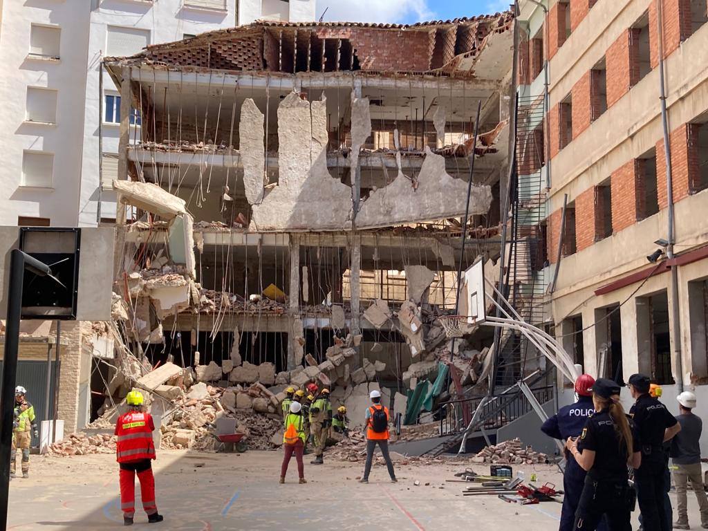 Los efectivos policiales observan el tremendo destrozo en el edificio.