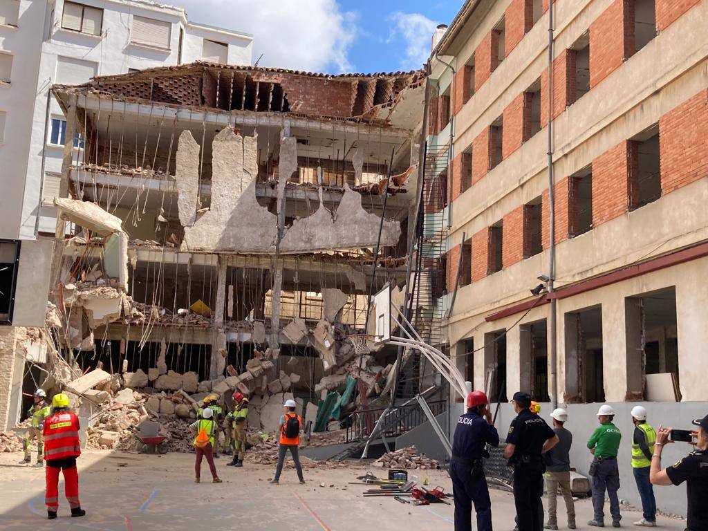 Los efectivos policiales observan el tremendo destrozo en el edificio.