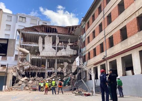 Imagen secundaria 1 - Muere un trabajador en el derrumbe de un edificio en obras en Juan XIII