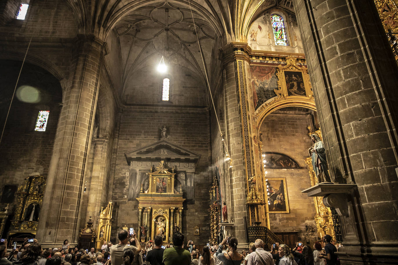 La iglesia de la Asunción de Navarrete exhibe su botafumeiro