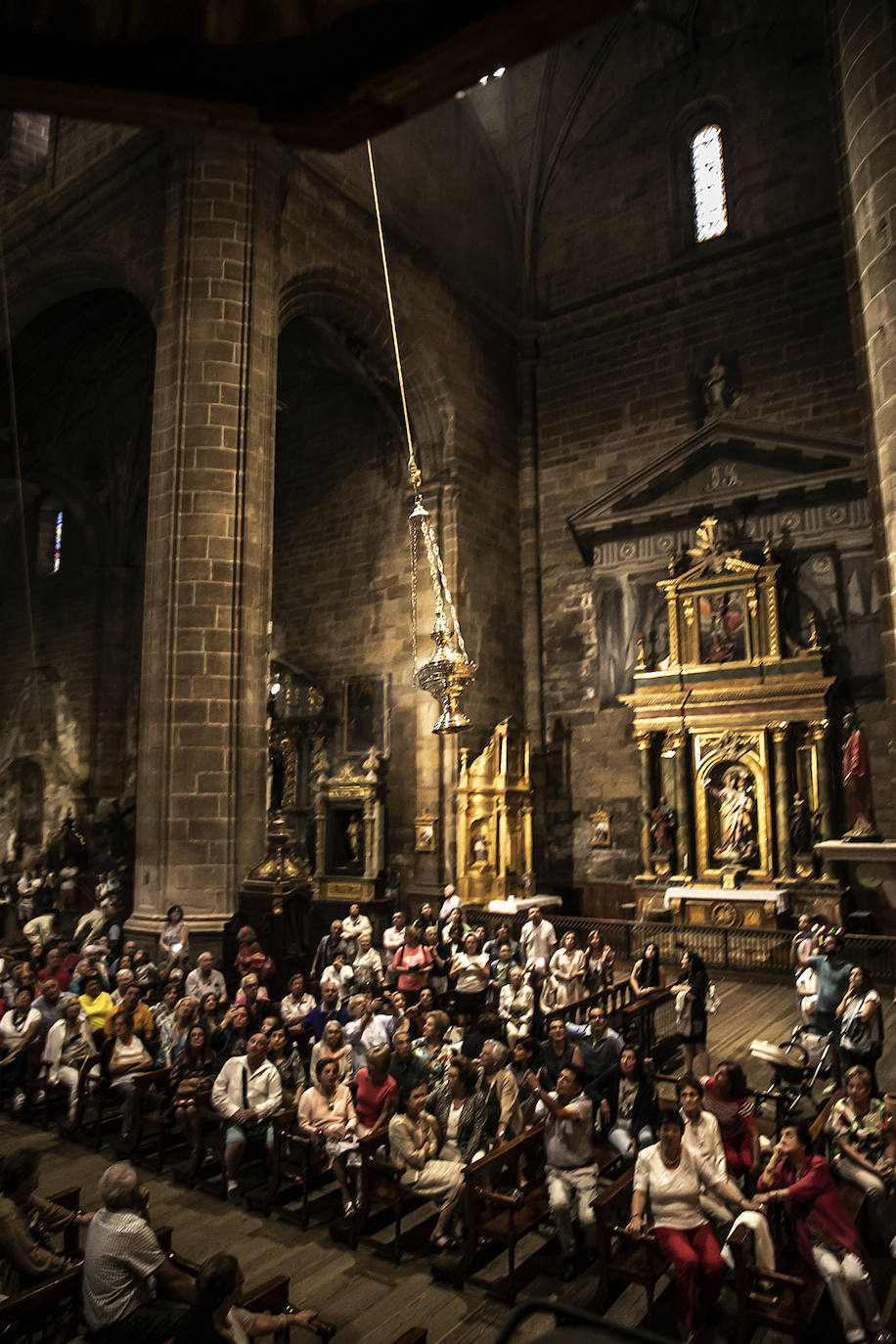 La iglesia de la Asunción de Navarrete exhibe su botafumeiro