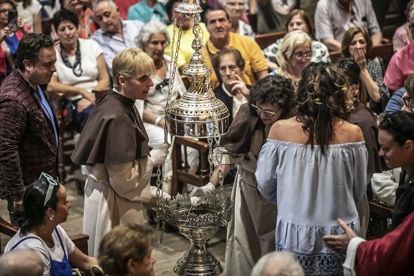 La iglesia de la Asunción de Navarrete exhibe su botafumeiro