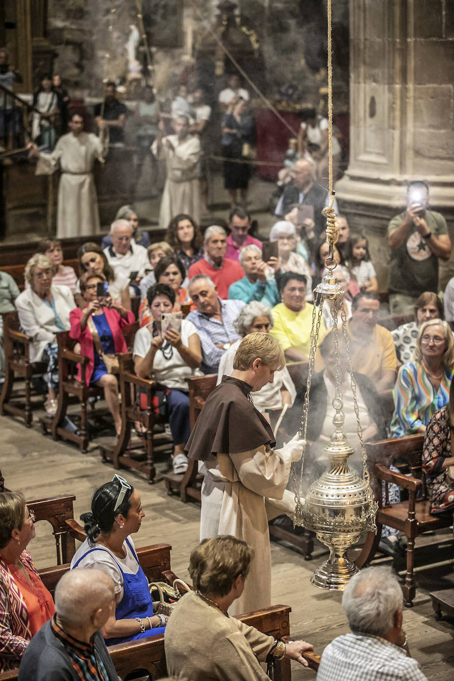 La iglesia de la Asunción de Navarrete exhibe su botafumeiro