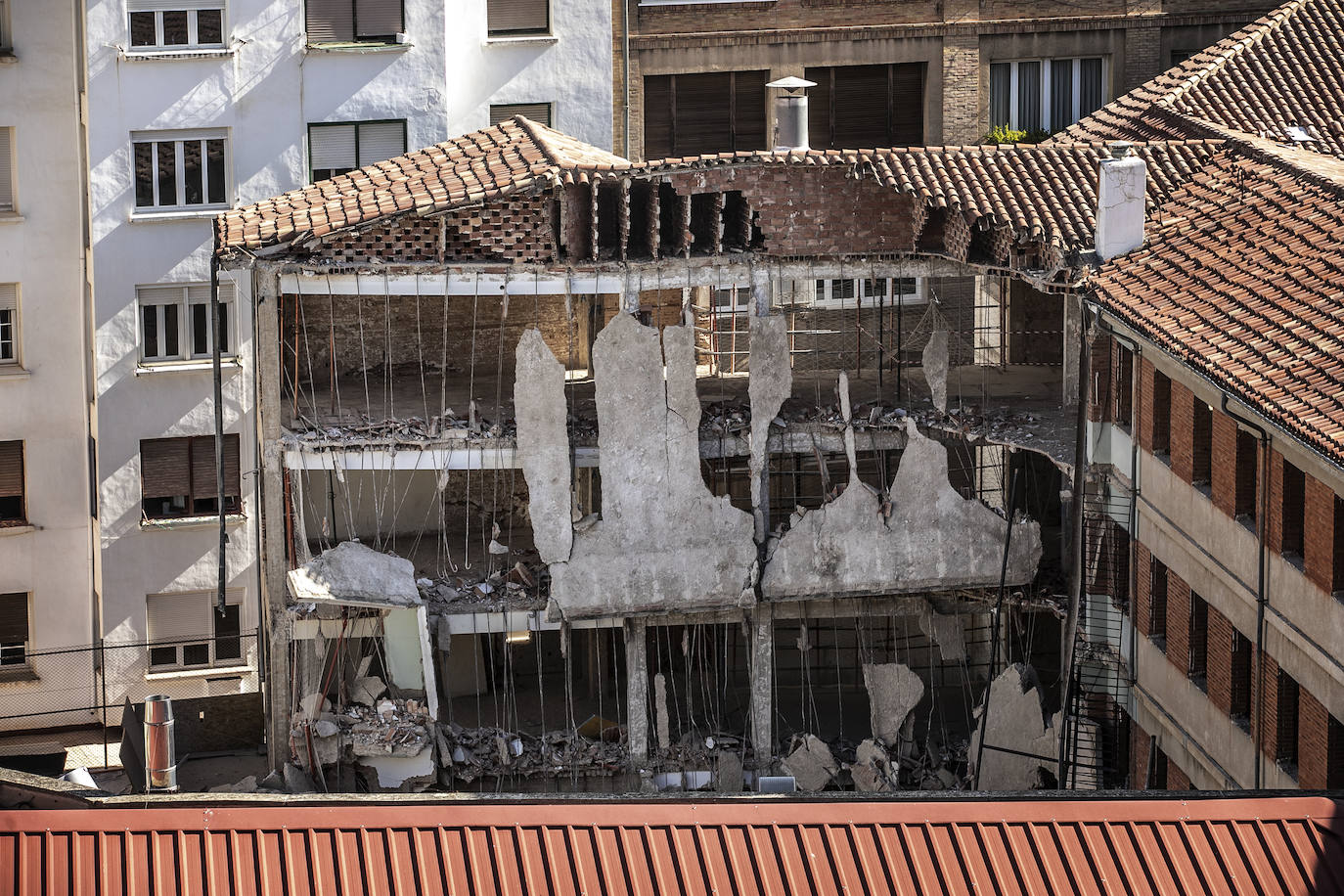 Conmoción en Logroño por el desplome del edificio de Adoratrices