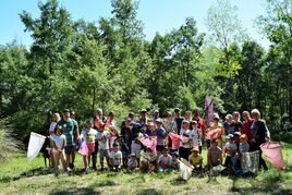 El grupo de participantes en la excursión para catalogar mariposas posan junto a La Balsa de Sojuela.