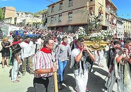 Procesión por las calles de Cervera para celebrar el día de la patrona, Santa Ana.