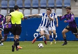 Javi Cobo avanza con el balón en un partido con la Gimnástica