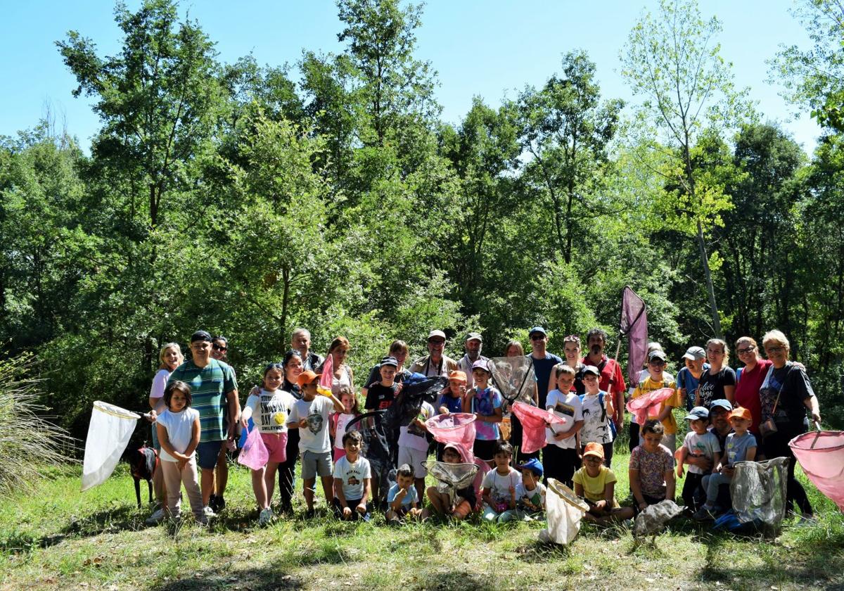 El grupo de participantes en la excursión para catalogar mariposas posan junto a La Balsa de Sojuela.