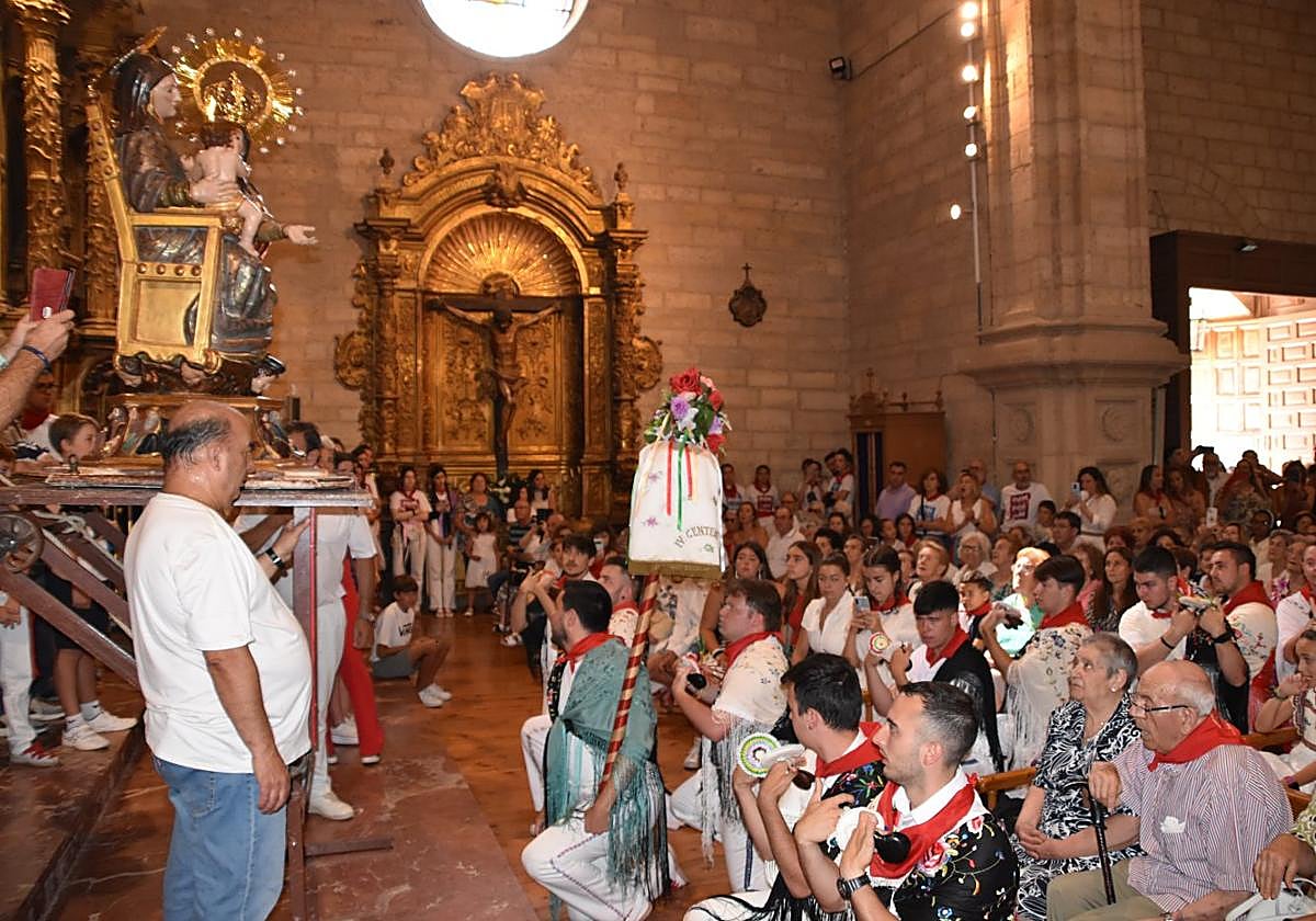 Momento de la subida de Santa Ana en presencia de los danzantes y, al fondo, la 'gaita mixta'.