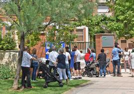 Padres esperando la salida de sus hijos en la escuela infantil de Arnedo, en una imagen tomada el año pasado.