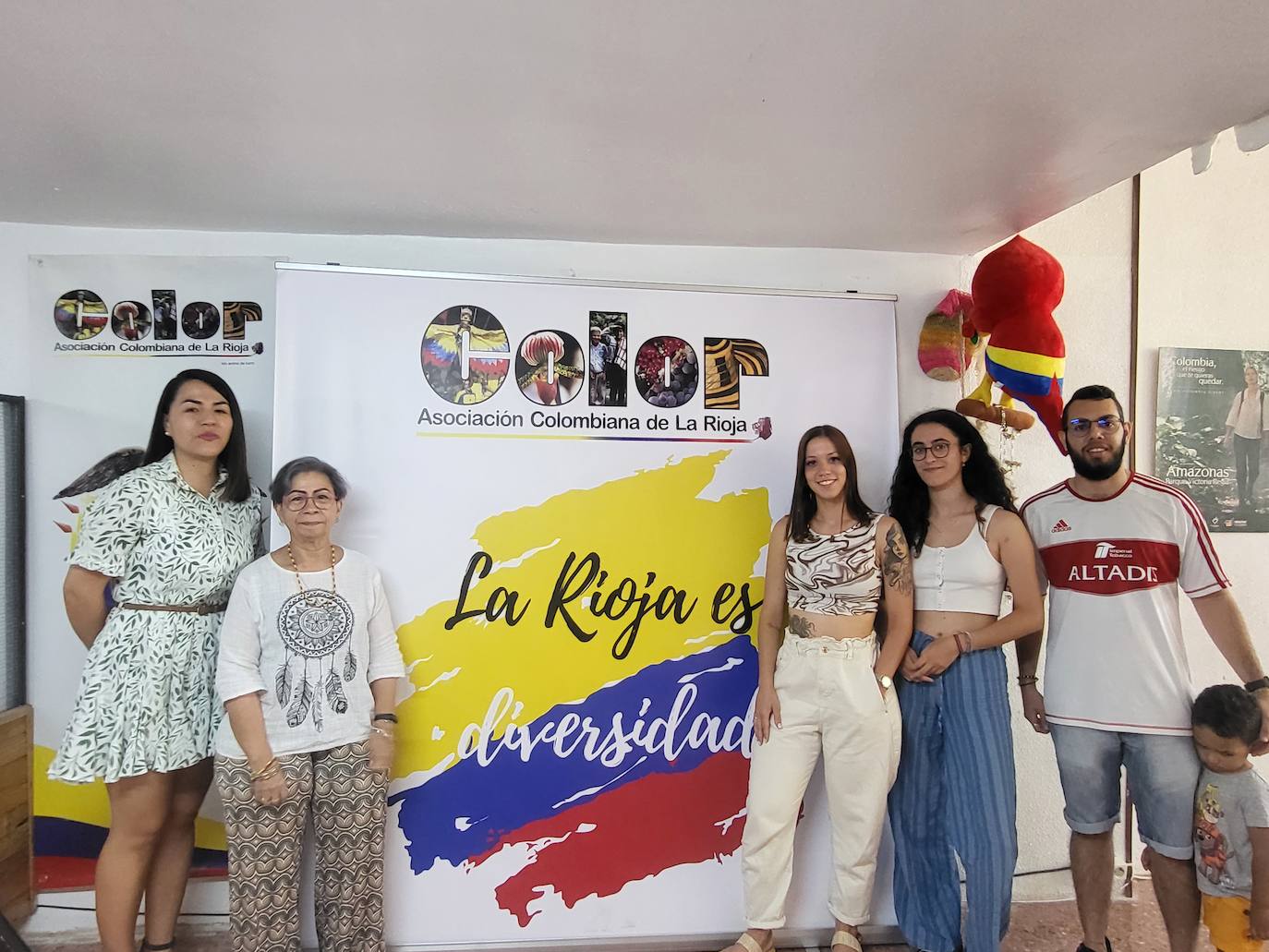 De izquierda a derecha: Rocio Mendez (psicóloga), Demi Vega, Sara López (trabajadora social), María Castello (alumna de Trabajo social en prácticas) y Javier Gutierrez (Actividades para jóvenes) en la sede de COLOR.