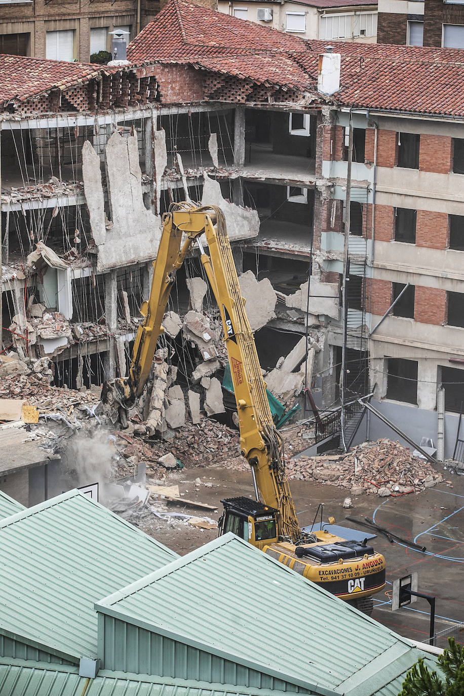 Derribo del edificio de Adoratrices