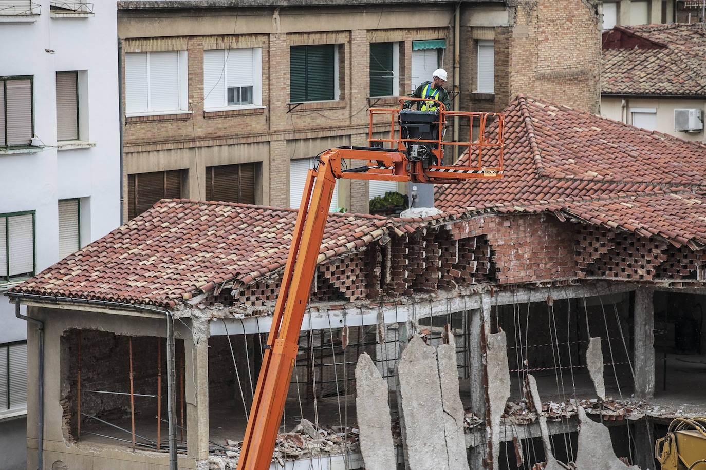 Derribo del edificio de Adoratrices