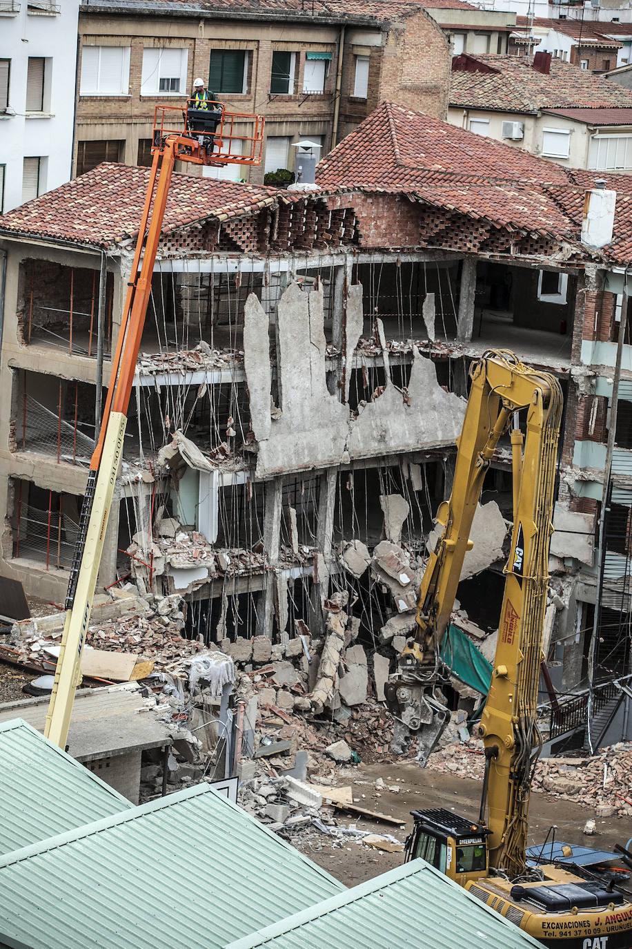 Derribo del edificio de Adoratrices