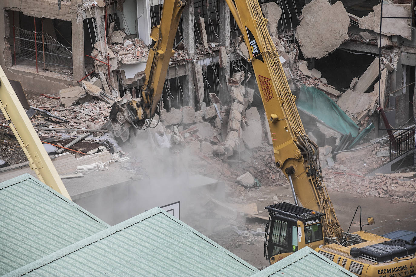 Derribo del edificio de Adoratrices