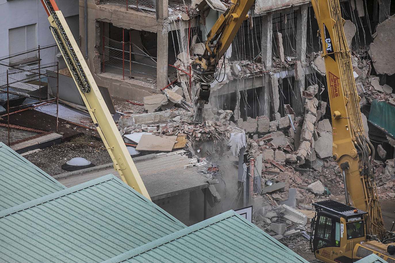 Derribo del edificio de Adoratrices