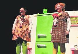 Integrantes de la compañía logroñesa Violeta y Péndula en una actuación.