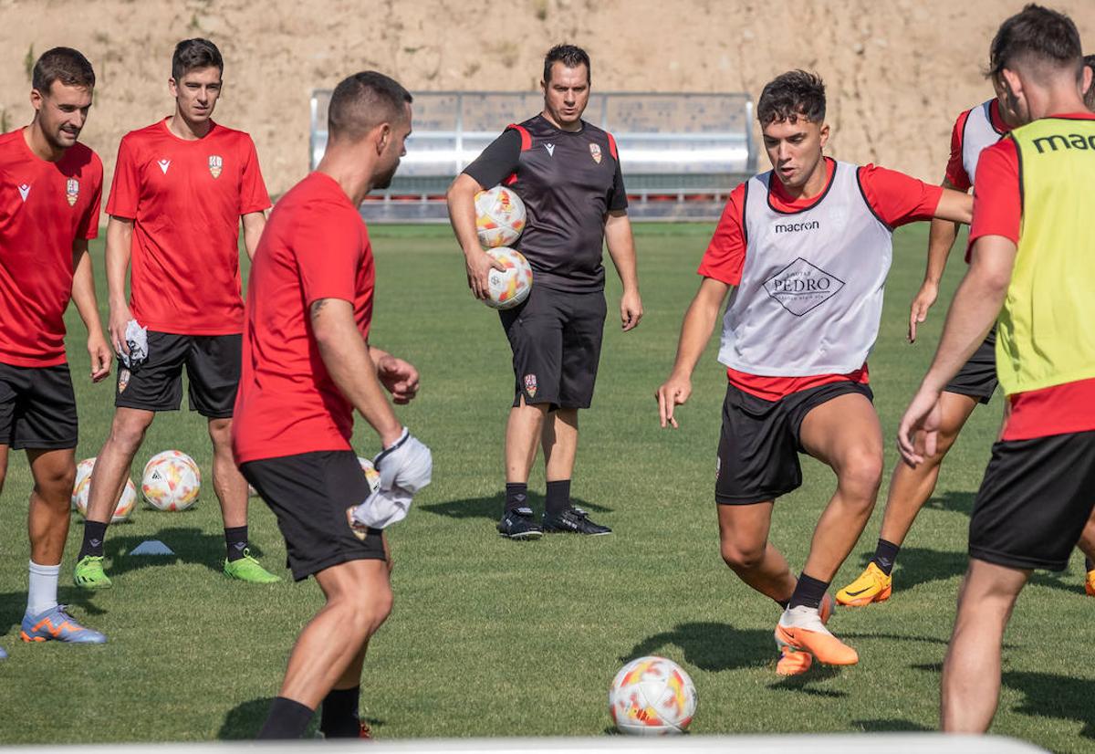 Unai García pelea por el balón con Ander Vitoria