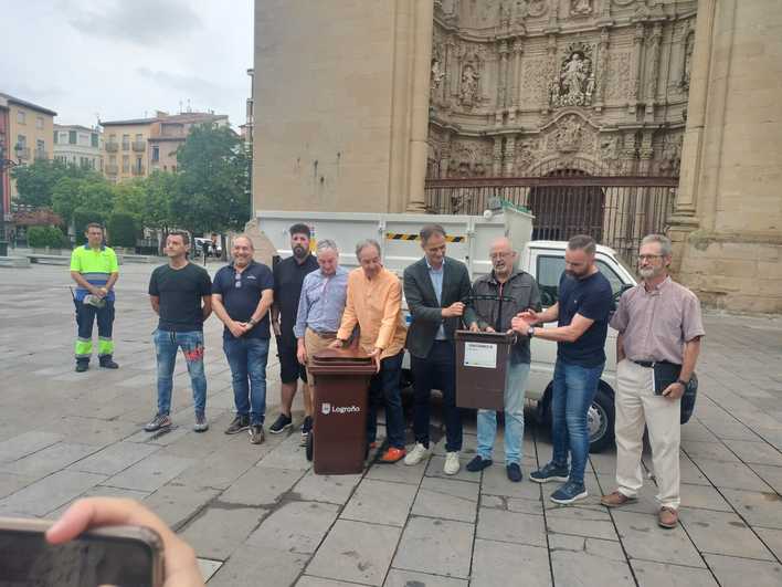 Los concejales, con los representantes de la hostelería con los que han llegado a un acuerdo