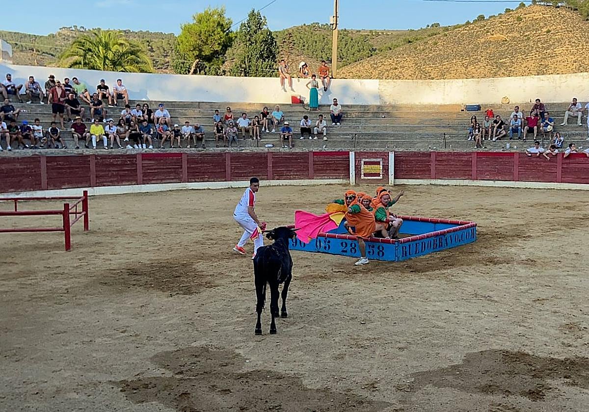 Una cuadrilla disfrazada cita a la vaca para el entretenimiento del personal.