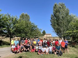 Participantes en la ruta 'rompe alpargatas' de Valverde, ayer.
