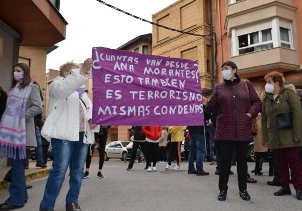 Concentración en Azagra contra la agresión a Ana Delgado, en 2021