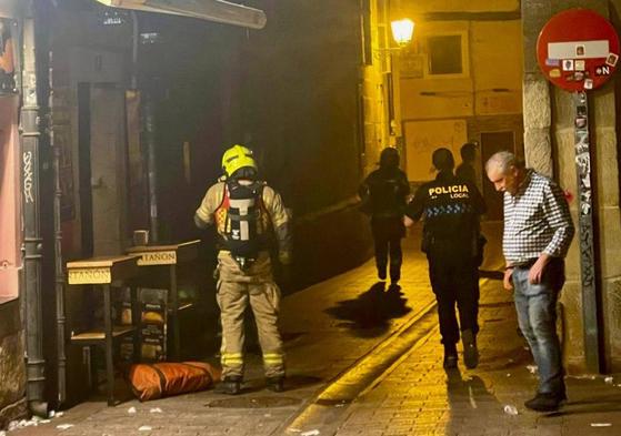 Los bomberos, en la puerta del local.