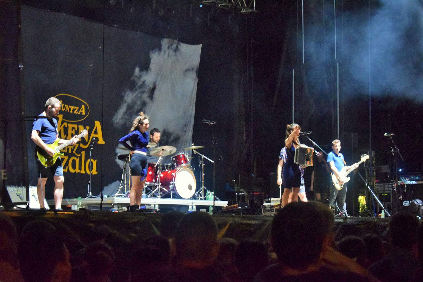 Ambiente y público entregado en la segunda jornada del EzcaFest