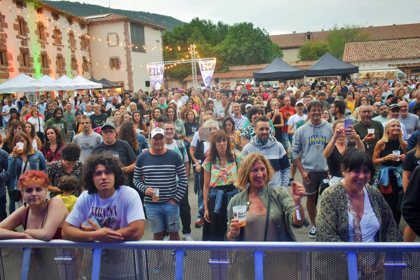 Ambiente y público entregado en la segunda jornada del EzcaFest