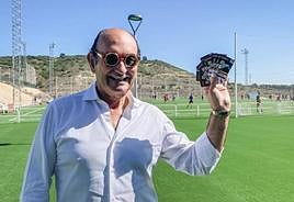 Félix Revuelta, este lunes con sus carnés de abonado en la ciudad deportiva de Valdegastea