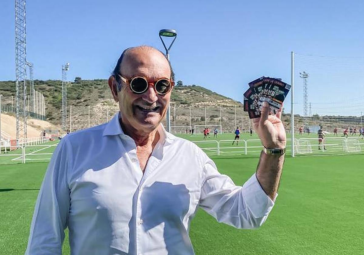 Félix Revuelta, este lunes con sus carnés de abonado en la ciudad deportiva de Valdegastea