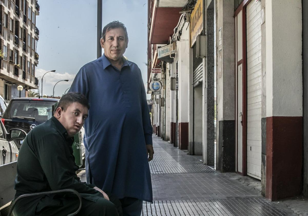 Rehan, hijo del obrero fallecido, y su tío Matloob, en el barrio de San José de Logroño.