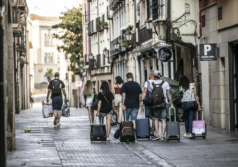 Turistas cargados con sus maletas por la calle Mayor de Logroño, en una imagen del recién concluido mes de julio.