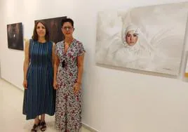 La comisaria de la exposición Begoña Osambela (derecha), con la concejala de Cultura de Logroño Rosa Fernández.